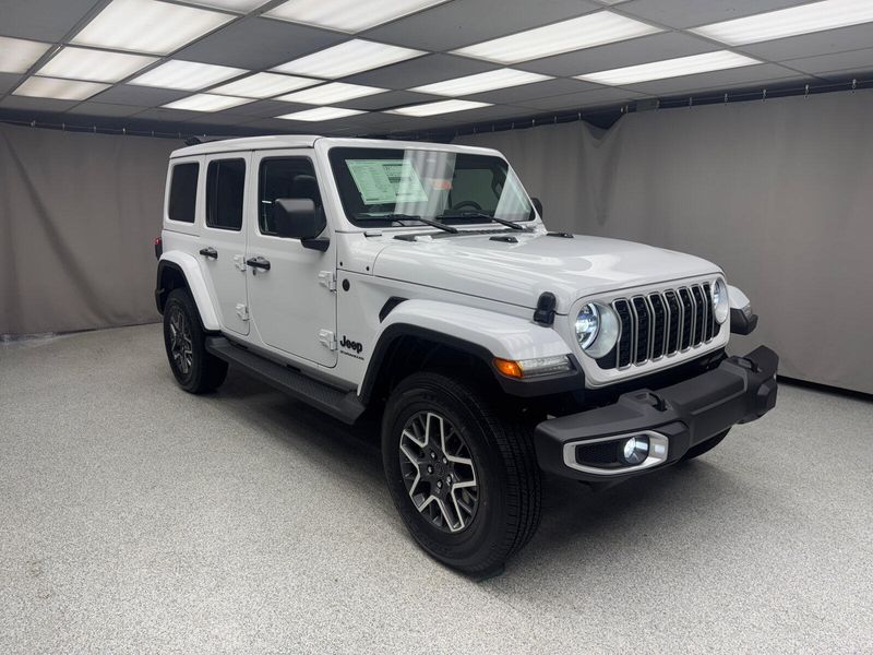 2025 Jeep Wrangler 4-door SaharaImage 4
