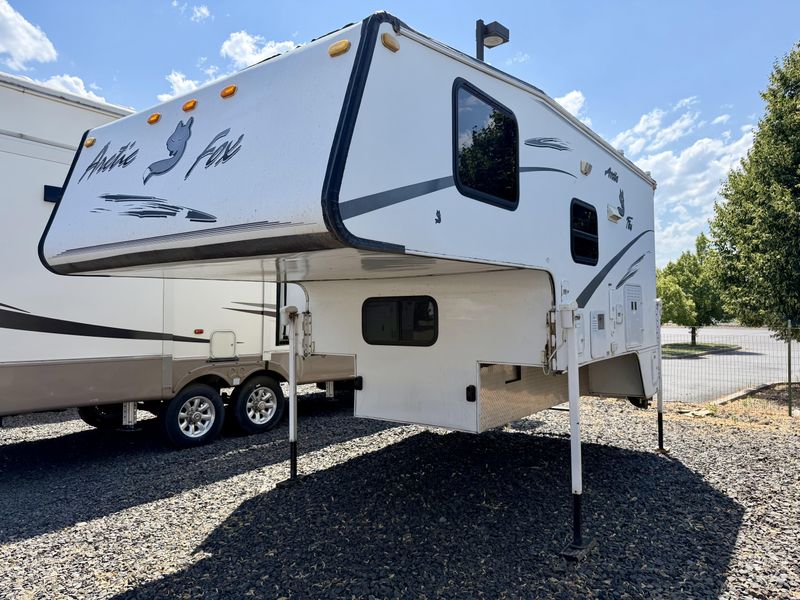 Used 2005 ARCTIC FOX 990 Image 2