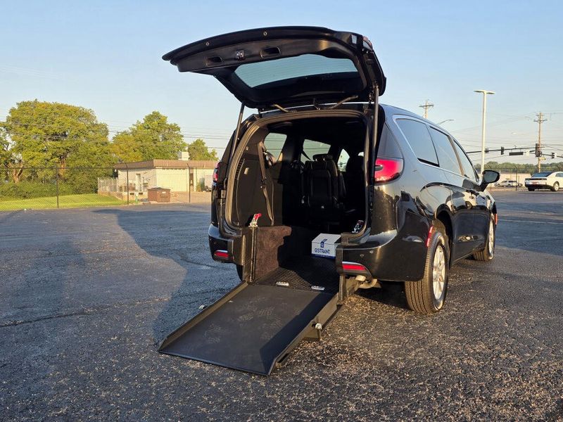 New 2027 Chrysler Pacifica Select