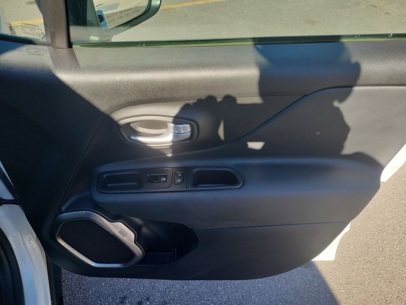 Used 2023 Jeep Renegade LatitudeImage 21