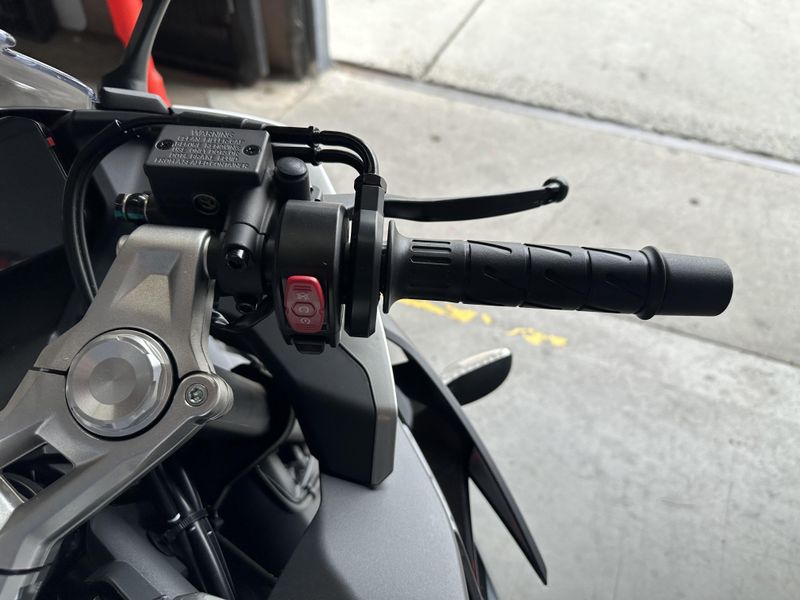 2025 CFMOTO 300SS Image 15