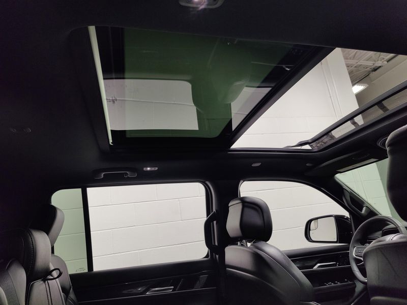 2023 Jeep Wagoneer 5.7L V6 4X4 w/Sunroof & NavImage 6