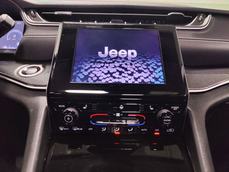 2023 Jeep Grand Cherokee L Laredo V6 4x4 w/Sunroof & Luxury TechImage 23