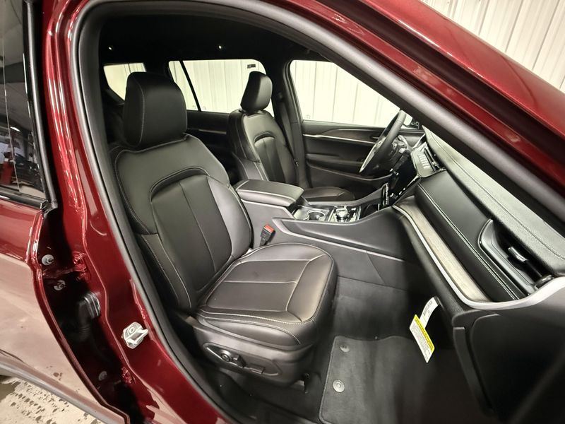 New 2026 Jeep Grand Cherokee L Limited 4x4Image 15