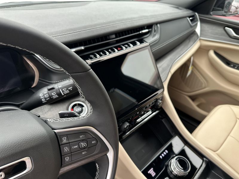 New 2025 Jeep Grand Cherokee L Limited 4x4Image 25