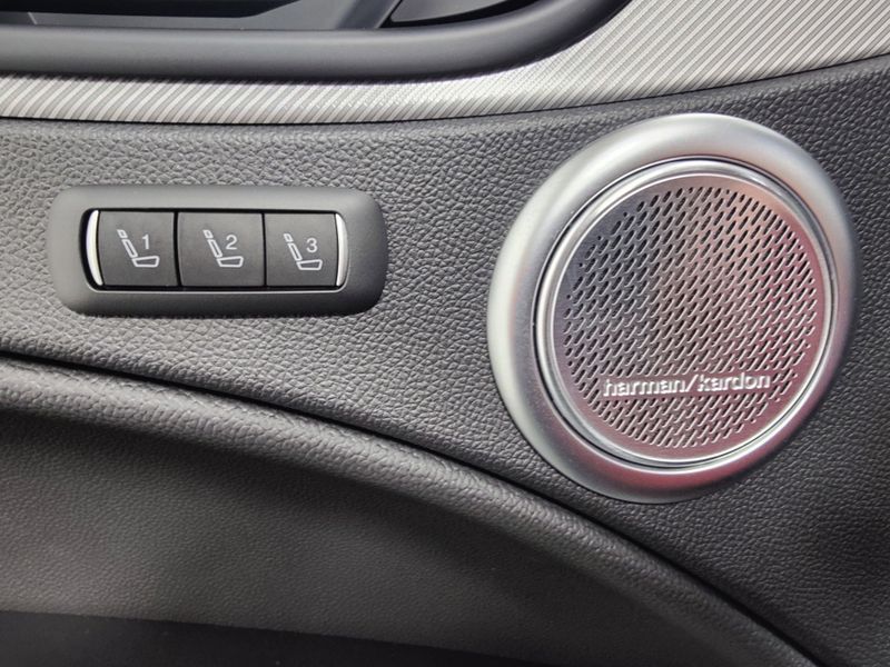 2024 Alfa Romeo Stelvio Veloce Premium AWD w/Activ AsstImage 9