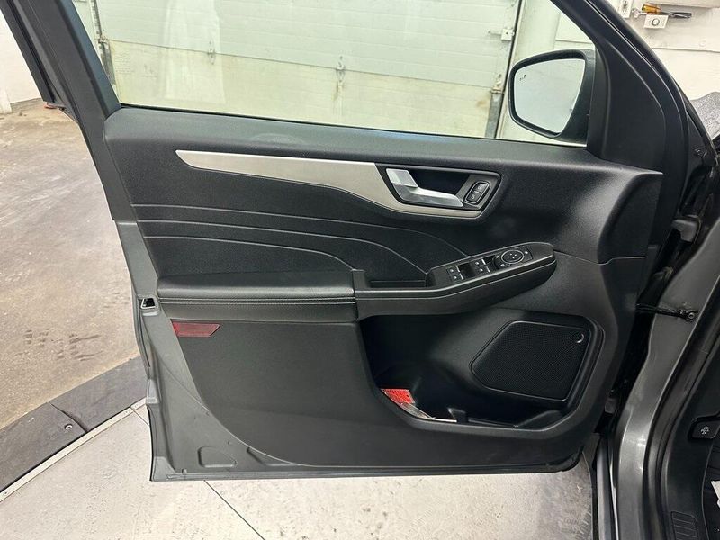 2021 Ford Escape SEImage 17