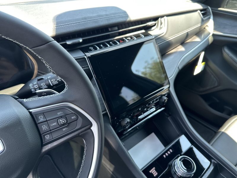 New 2025 Jeep Grand Cherokee L Limited 4x4Image 30