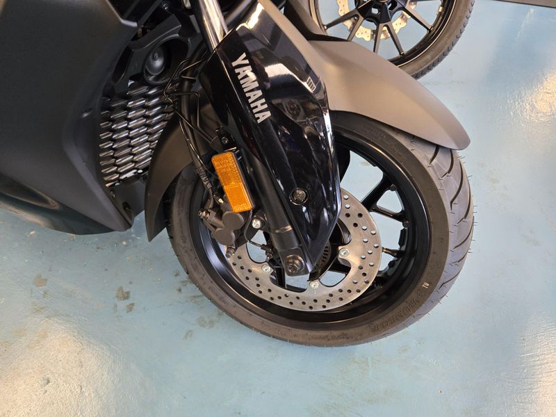 2025 Yamaha XMAX MIDNIGHT BLACK Image 17