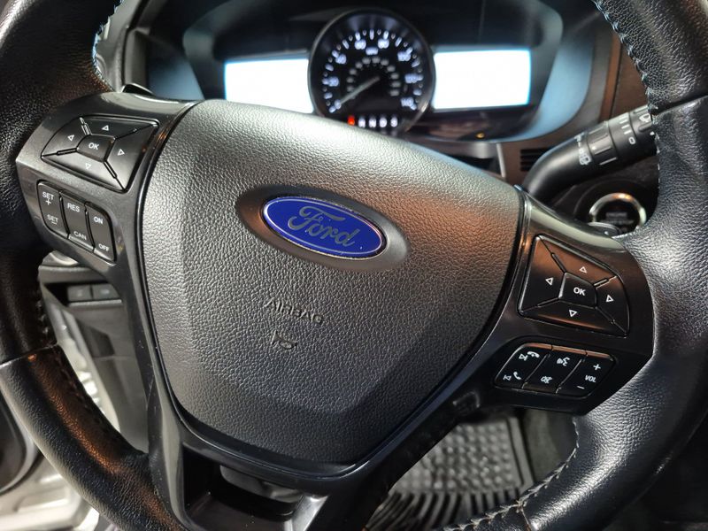 2017 Ford Explorer XLTImage 27