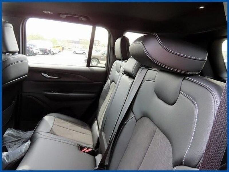 2025 Jeep Grand Cherokee Altitude XImage 10