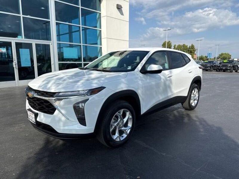 2024 Chevrolet Trax LS photo 2