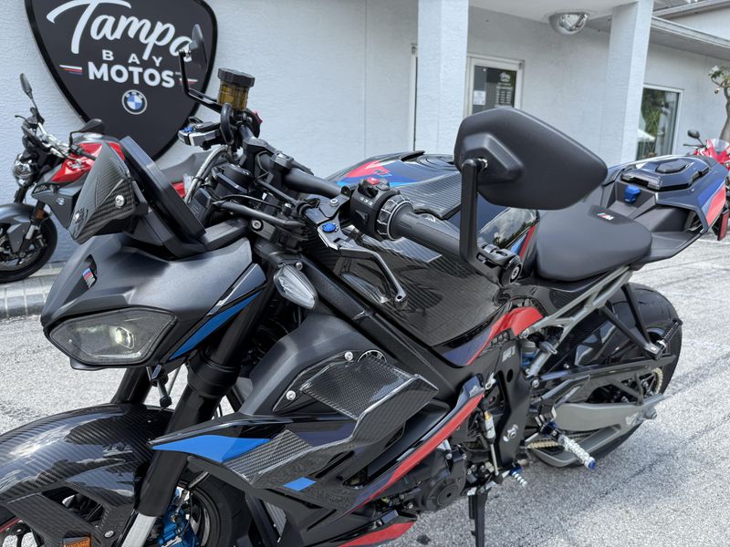 2025 BMW M 1000 R