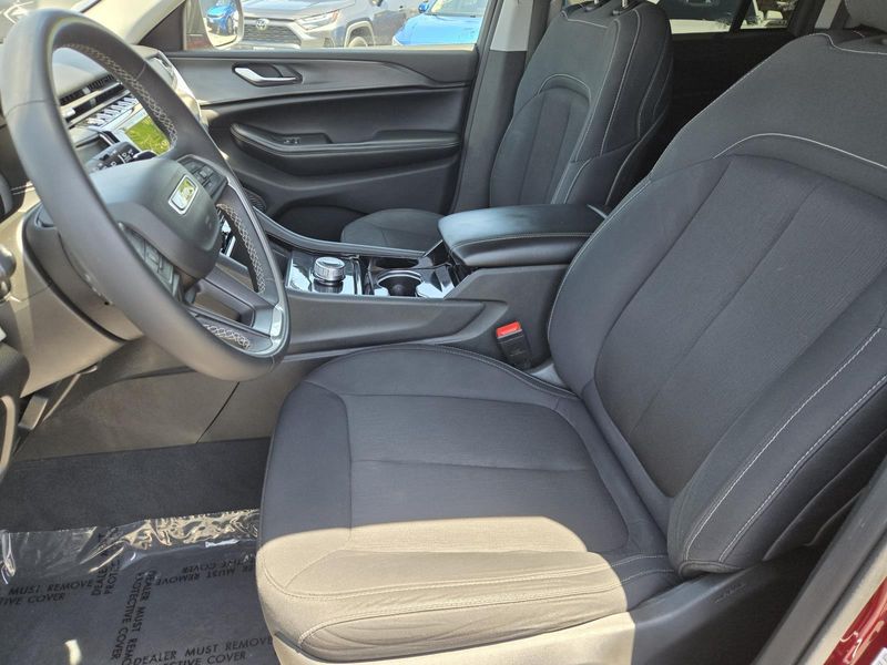 Used 2023 Jeep Grand Cherokee Laredo 4x2