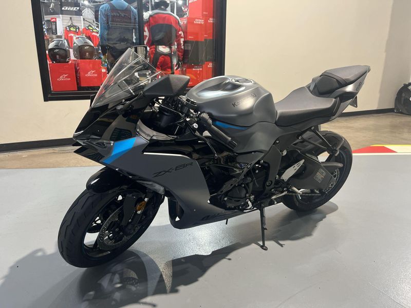 2025 Kawasaki Ninja�� ZX���-6R ABS KRT Edition Image 1