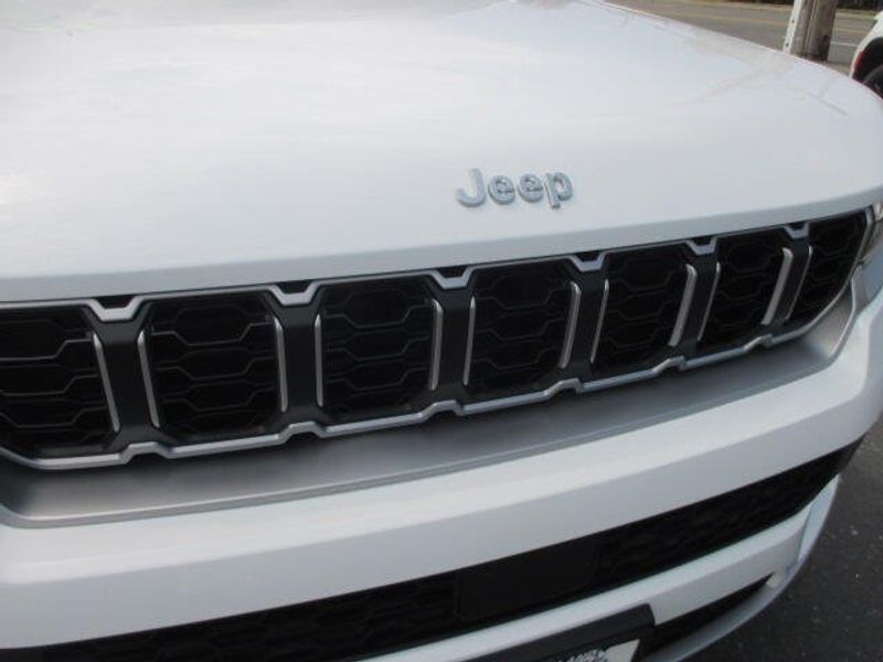 New 2026 Jeep Grand Cherokee Limited 4x4Image 4