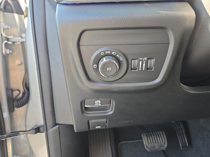 2025 Jeep Grand Cherokee Summit photo 11