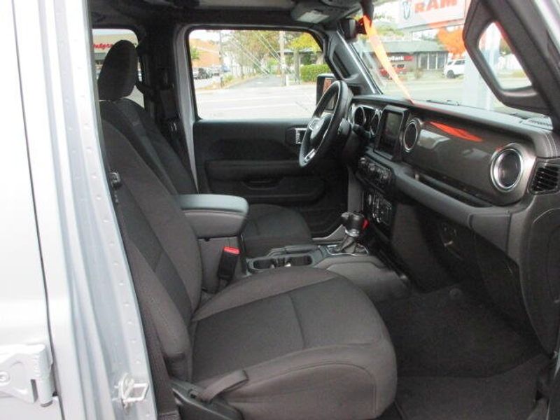 Used 2023 Jeep Gladiator OverlandImage 23