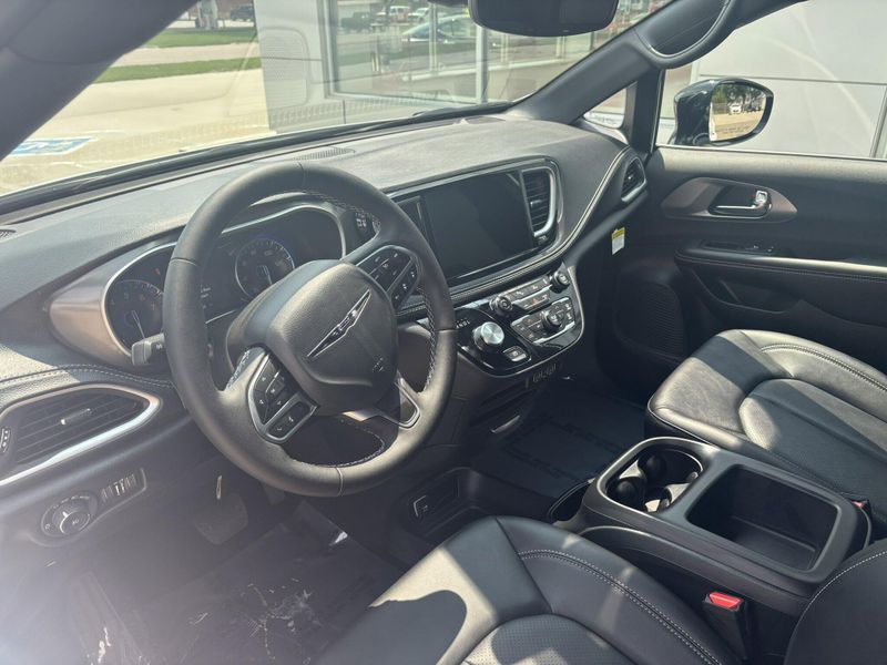 New 2025 Chrysler Pacifica SelectImage 11