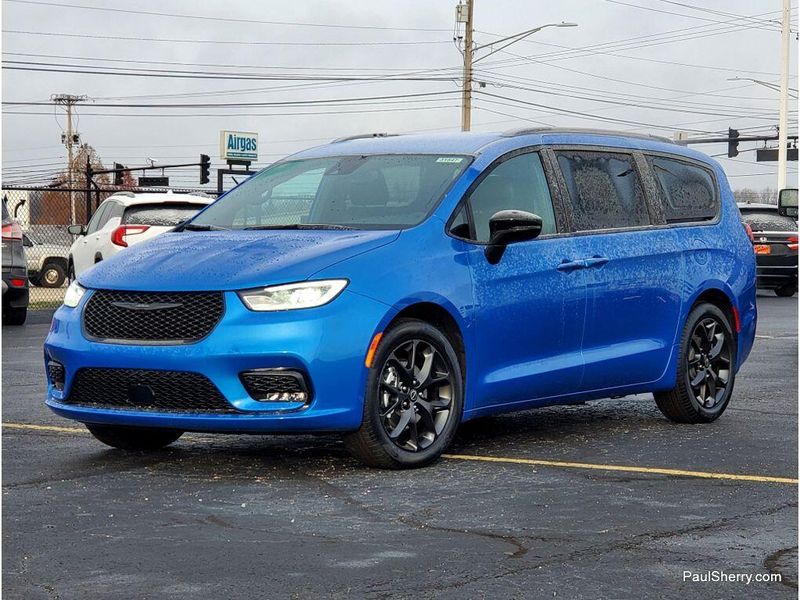 New 2026 Chrysler Pacifica Select