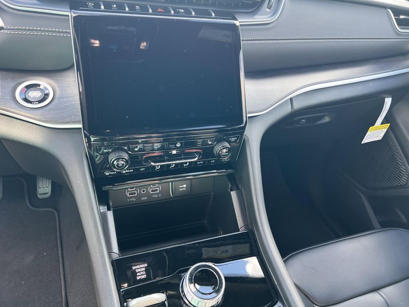 New 2025 Jeep Grand Cherokee Limited 4x4Image 19