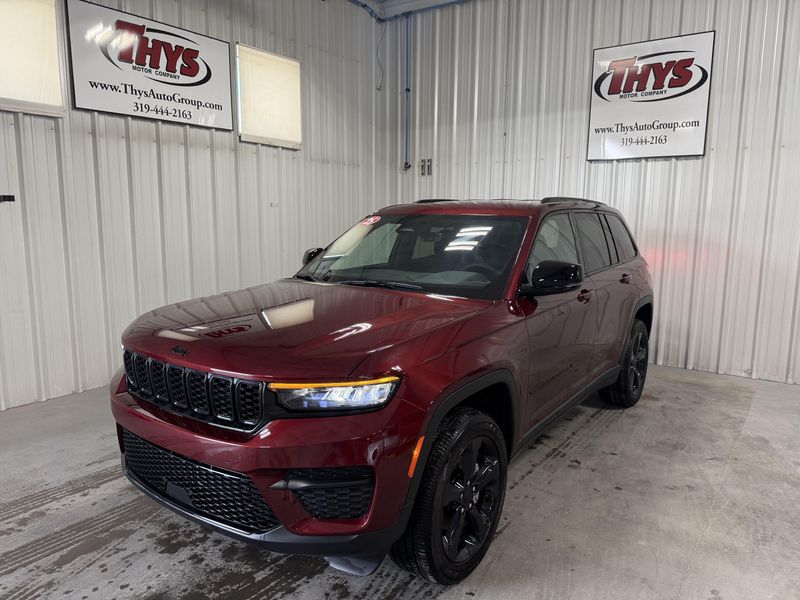 Used 2025 Jeep Grand Cherokee AltitudeImage 15