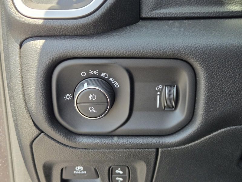 New 2026 RAM 1500 Big Horn Crew Cab 4x2 5'7' Box