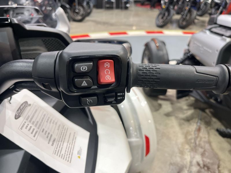 New 2026 Can-Am SPYDER F3 LIMITED (SE6) Image 22