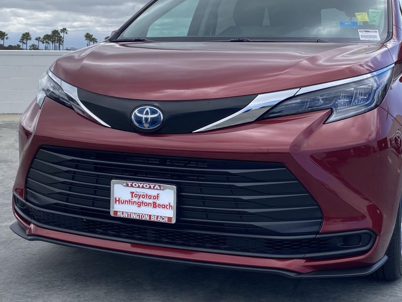 2024 Toyota Sienna LEImage 9