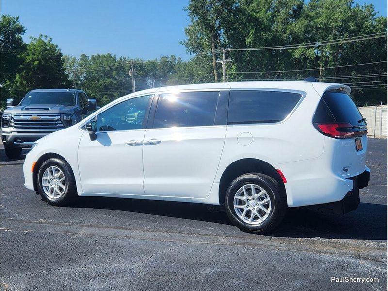 Used 2026 Chrysler Pacifica Select
