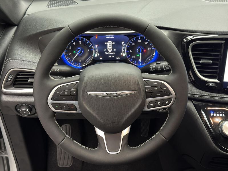 New 2026 Chrysler Pacifica Select AwdImage 9