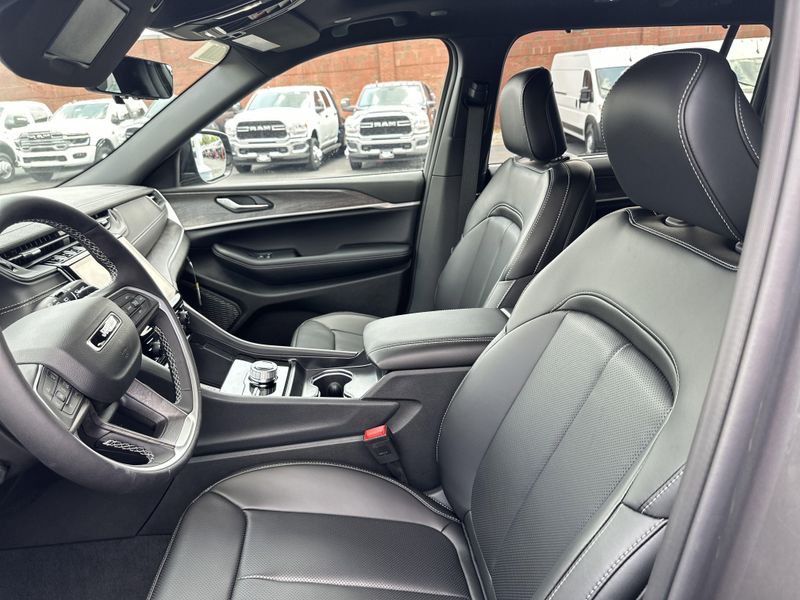 New 2025 Jeep Grand Cherokee L Limited 4x4Image 20