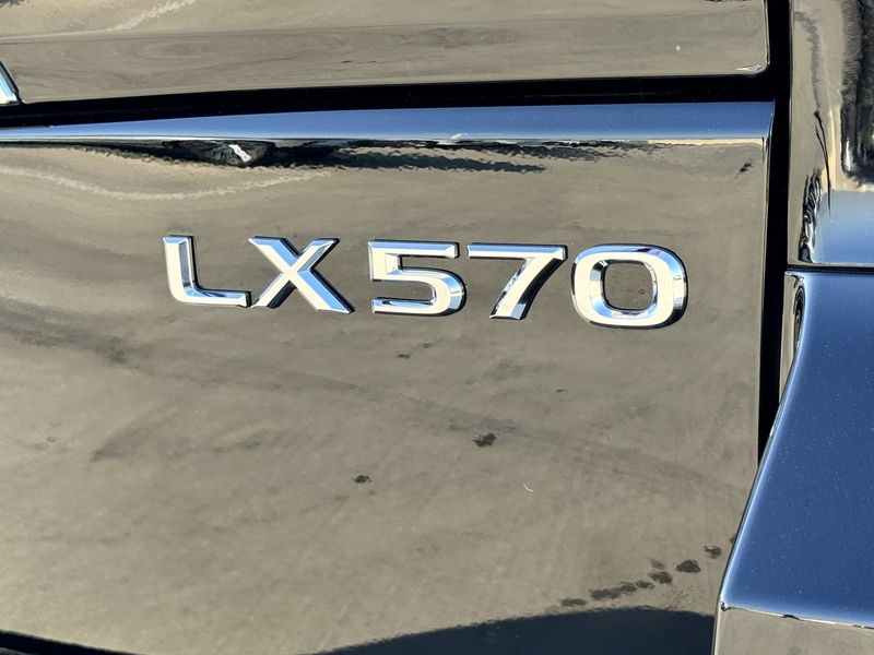 2021 Lexus LX 570Image 32