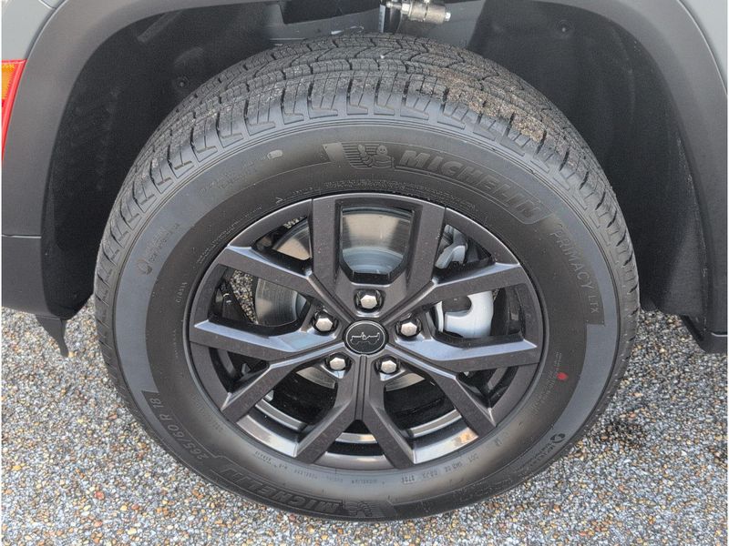 New 2027 Jeep Grand Cherokee Laredo AltitudeImage 9