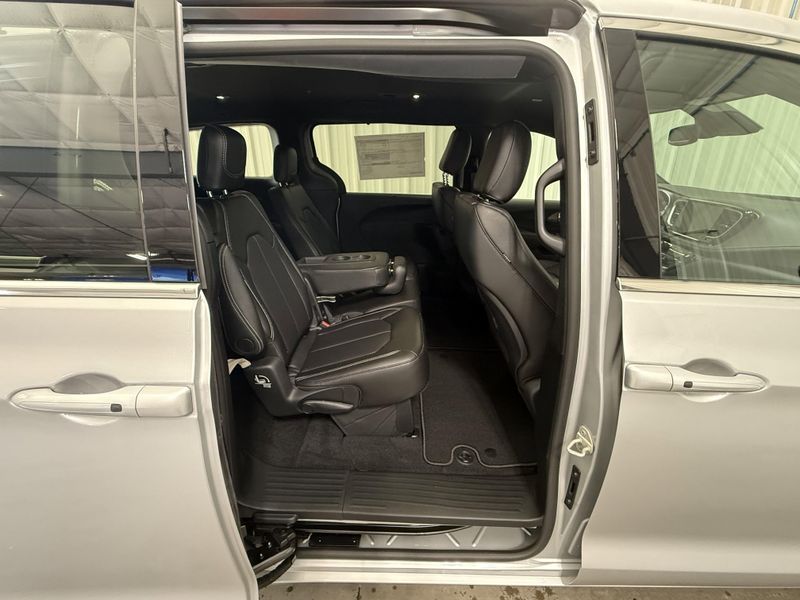 New 2026 Chrysler Pacifica SelectImage 10