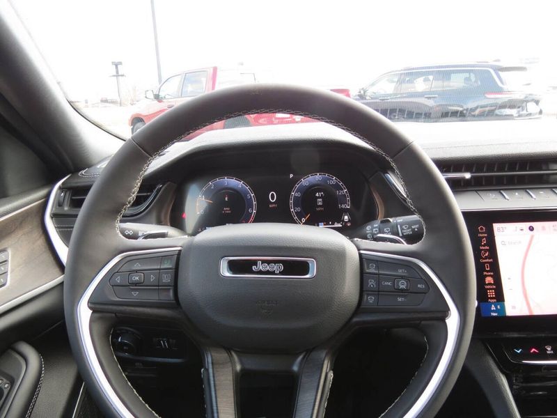 New 2026 Jeep Grand Cherokee L Limited 4x4Image 24