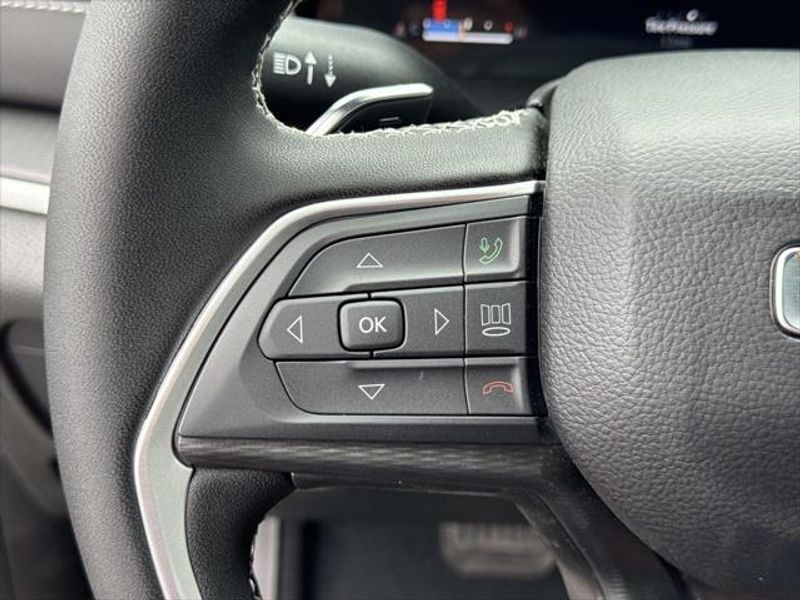 New 2026 Jeep Grand Cherokee Laredo 4x2