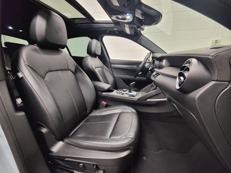 2023 Alfa Romeo Stelvio Ti Premium AWD w/Activ AsstImage 4