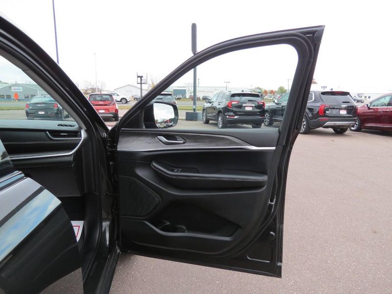 New 2023 Jeep Grand Cherokee L Limited 4x4 4dr SUVImage 39