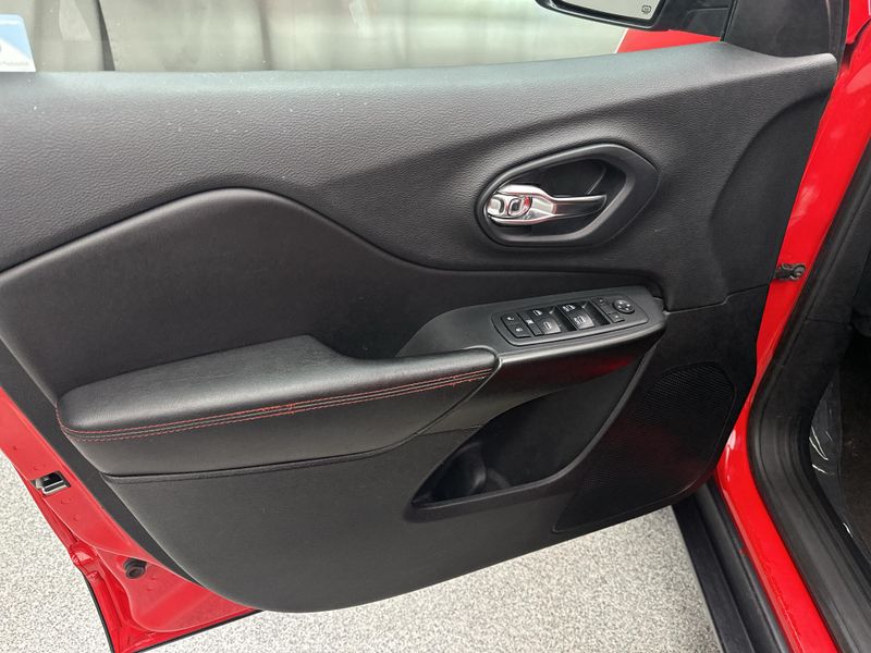 Used 2019 Jeep Cherokee TrailhawkImage 3