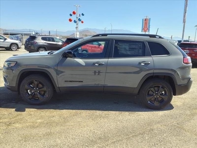 2023 Jeep Cherokee Altitude Lux 4x4 in a Sting-Gray Clear Coat exterior color and Blackinterior. Perris Valley Chrysler Dodge Jeep Ram 951-355-1970 perrisvalleydodgejeepchrysler.com 