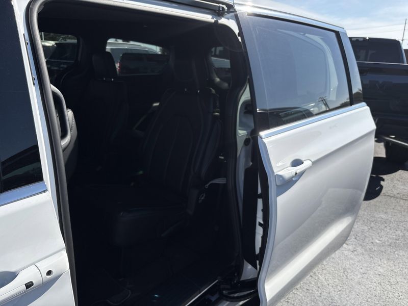 New 2026 Chrysler Pacifica SelectImage 17