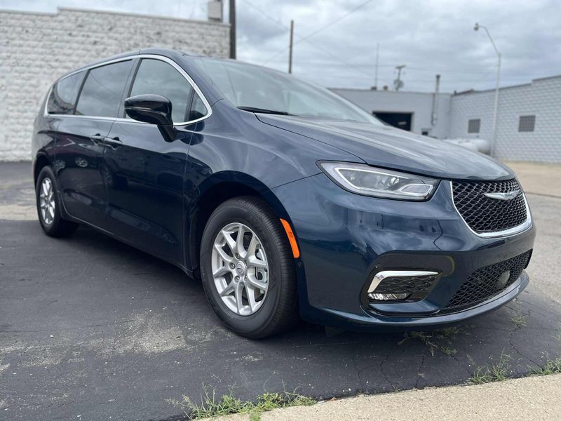 New 2025 Chrysler Pacifica SelectImage 1