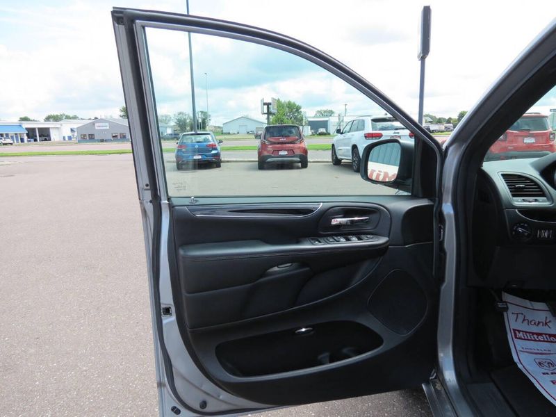 Used 2019 Dodge Grand Caravan SXT 35th Anniversary Edition 4dr Mini VanImage 9