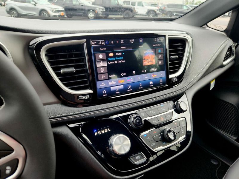 New 2027 Chrysler Pacifica Select