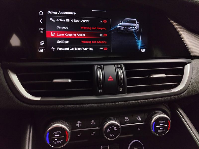 2024 Alfa Romeo Giulia Veloce AWD w/Sunroof/NavImage 9