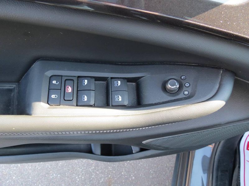 Used 2022 Jeep Grand Cherokee L Laredo 4x4 4dr SUVImage 10