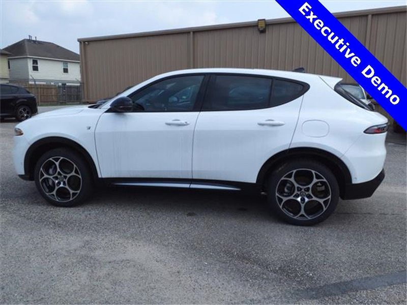 2024 Alfa Romeo Tonale Ti in a Alfa White exterior color and Tan/Blackinterior. Northside Imports Houston 281-475-4549 northsideimportshouston.com 