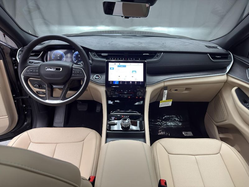 New 2025 Jeep Grand Cherokee Limited 4x4Image 8