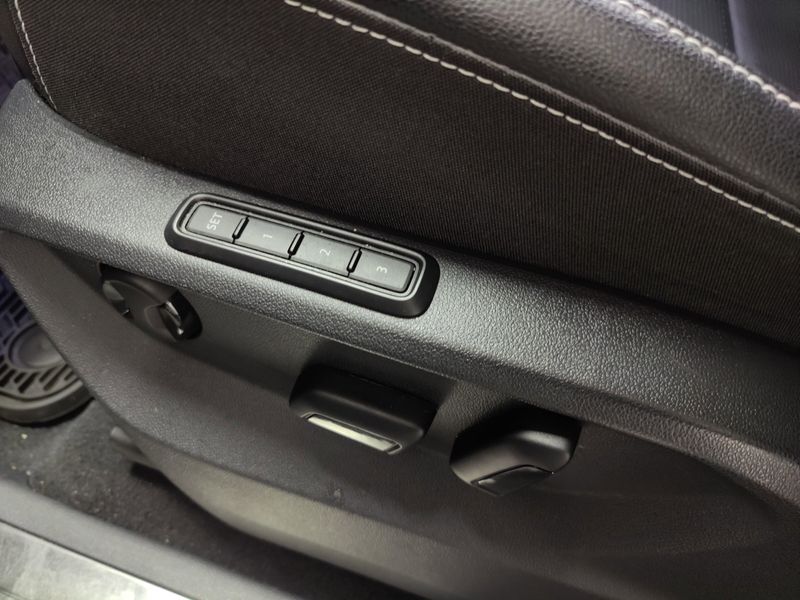 Used 2025 Volkswagen Atlas Cross Sport SEL R-Line Black AWD w/Sunroof/NavImage 6